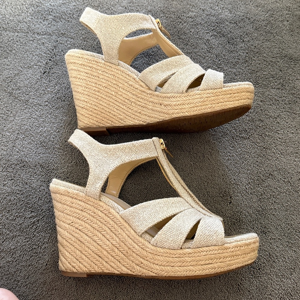 Michael Kors Crème Wedges - Picture 6 of 10